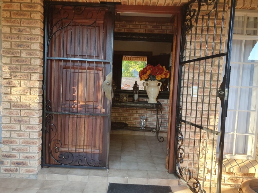 6 Bedroom Property for Sale in Flimieda North West